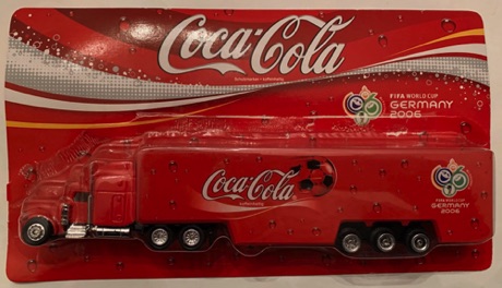 10224-1 € 12,50 coca cola vrachtwagen afb voetbal schaal 1-87 ca 17 cm.jpeg